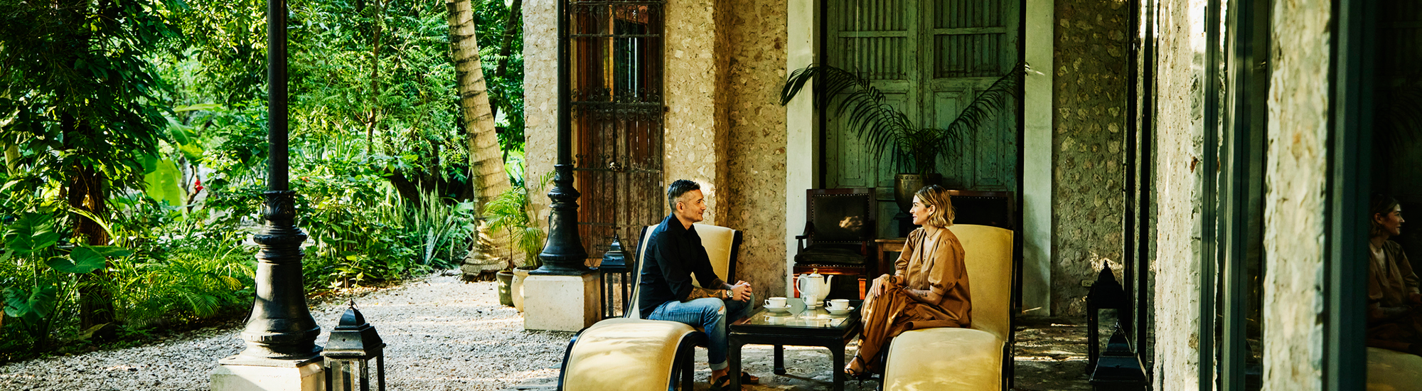 hero-banner-wealthy-couple-tropical-2000-550.png