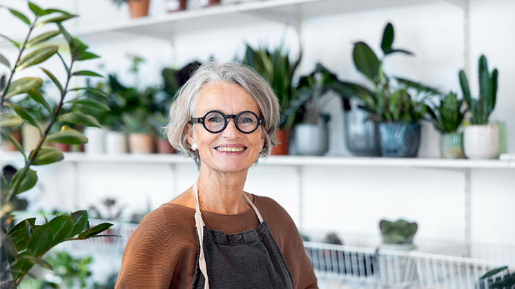 retirement-woman-retail-746-419.png